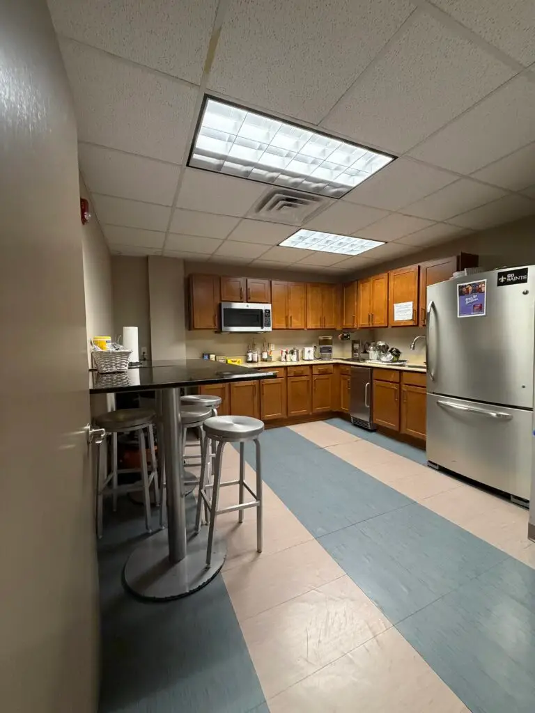 Boardroom Suites breakroom in Metairie with kitchen, refrigerator, counter seating and shared tenant amenities